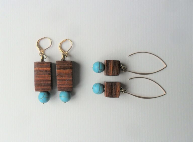 Boucles en bois de tek, perle turquoise