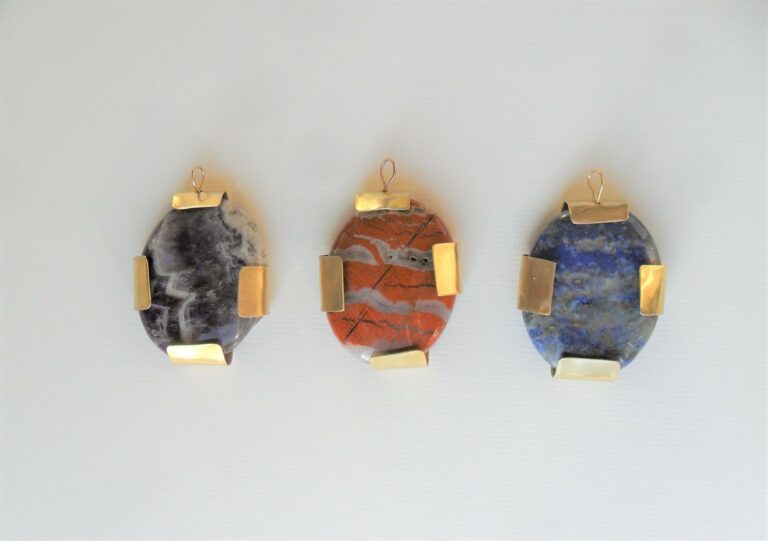 Pendantifs en laiton et pierres fines : amétyste, Jaspe bréchique, lapis-lazuli